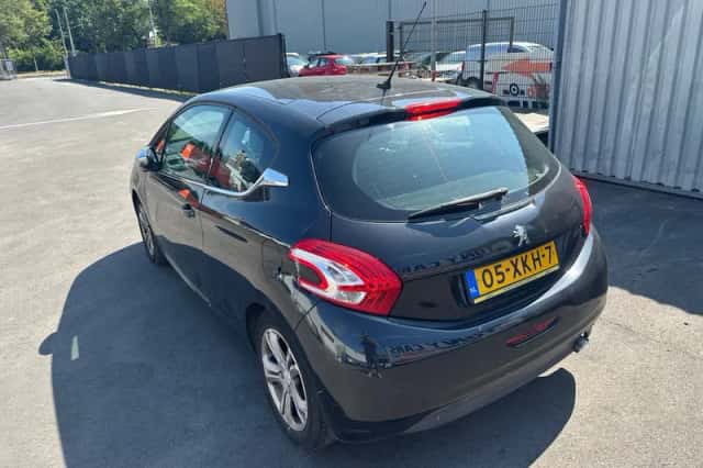 Peugeot 208 (2012) thumbnail 4