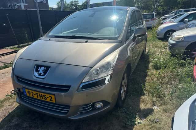 Peugeot 5008 (2012) thumbnail 2