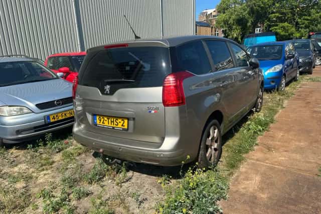 Peugeot 5008 (2012) thumbnail 3