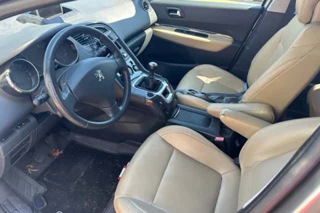 Peugeot 5008 (2012) thumbnail 5