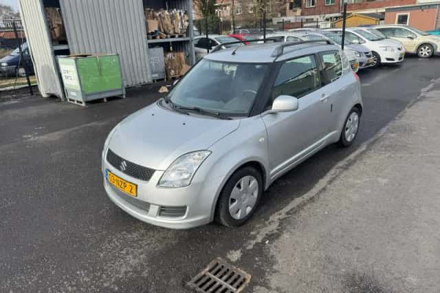 Suzuki Swift (2010) thumbnail 2