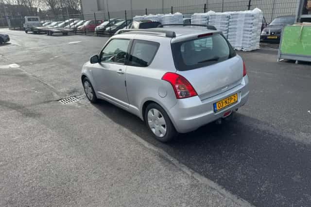 Suzuki Swift (2010) thumbnail 3