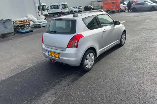 Suzuki Swift (2010) thumbnail 4
