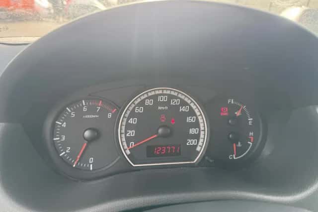 Suzuki Swift (2010) thumbnail 5
