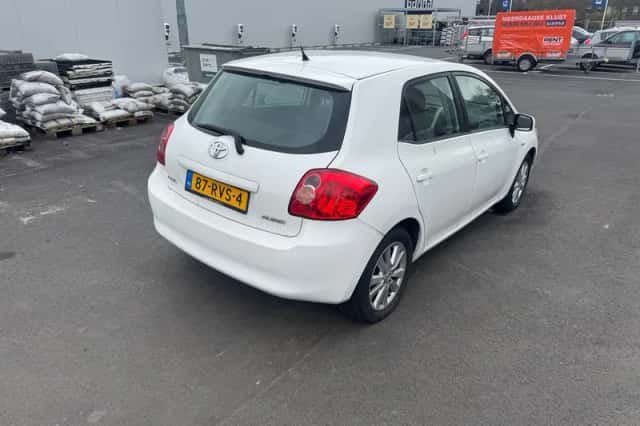Toyota Auris (2009) thumbnail 3