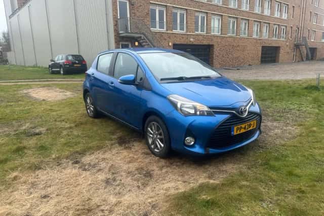 Toyota Yaris (2016) thumbnail 2