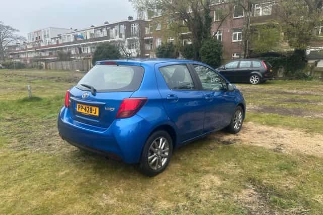 Toyota Yaris (2016) thumbnail 3