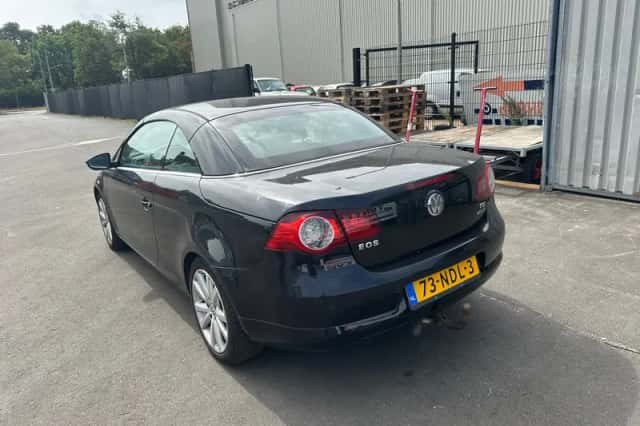 Volkswagen Eos (2010) thumbnail 3