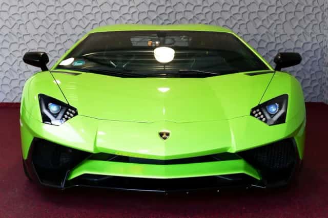Lamborghini Aventador (2016) thumbnail 5
