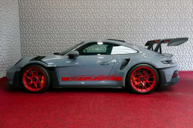 Porsche 911 (2023) thumbnail 2