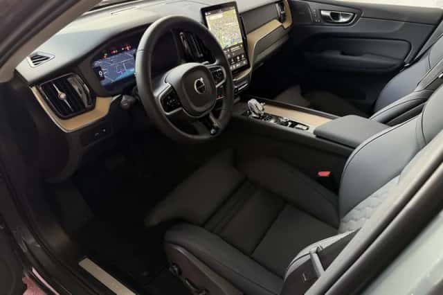 Volvo XC60 (2025) thumbnail 3