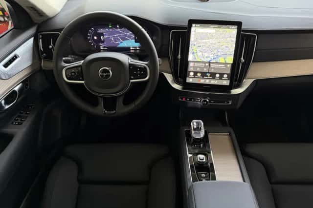 Volvo XC90 (2025) thumbnail 3