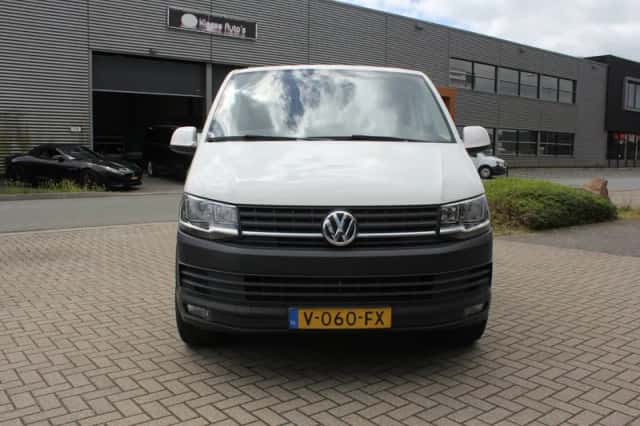 Volkswagen Transporter (2017) thumbnail 2