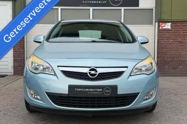 Opel Astra (2010) thumbnail 2