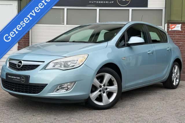 Opel Astra (2010) thumbnail 3