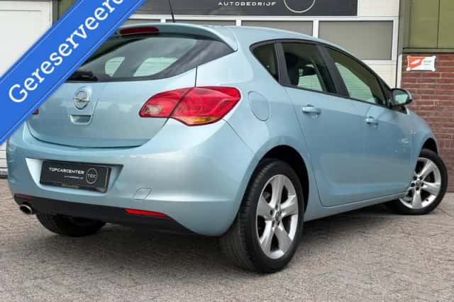 Opel Astra (2010) thumbnail 6