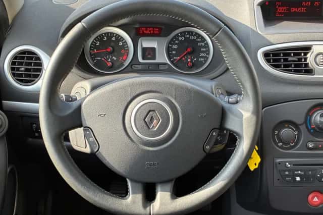 Renault Clio (2010) thumbnail 2