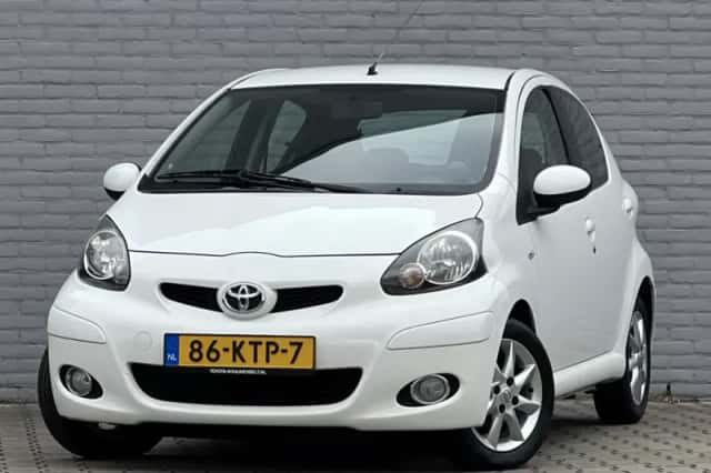 Toyota Aygo (2010) thumbnail 2