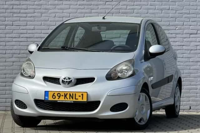 Toyota Aygo (2010) thumbnail 2