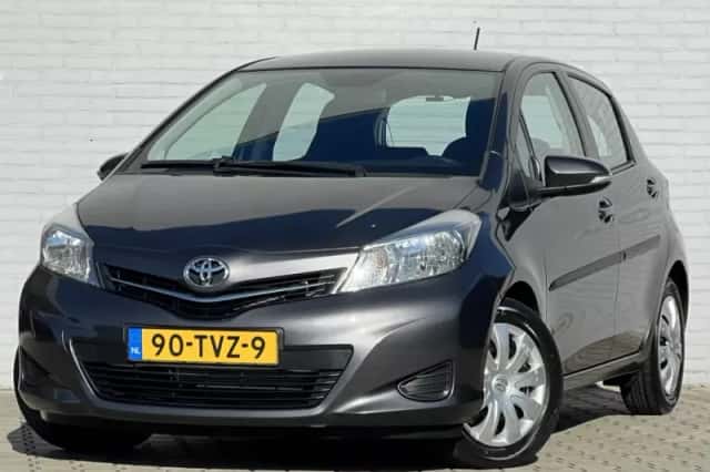 Toyota Yaris (2012) thumbnail 2