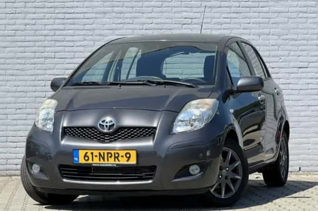 Toyota Yaris (2010) thumbnail 2