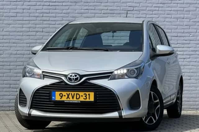 Toyota Yaris (2014) thumbnail 2