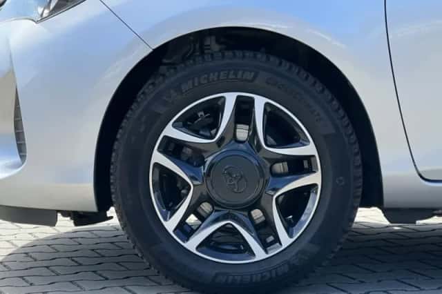 Toyota Yaris (2014) thumbnail 4