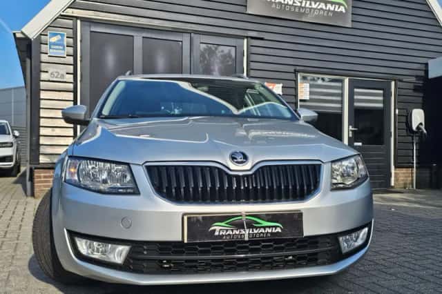 Škoda Octavia (2017) thumbnail 2
