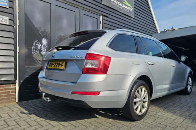 Škoda Octavia (2017) thumbnail 3
