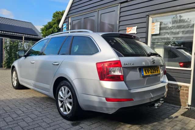 Škoda Octavia (2017) thumbnail 5