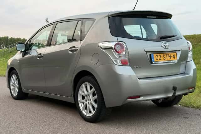 Toyota Verso (2011) thumbnail 2