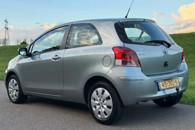 Toyota Yaris (2009) thumbnail 2