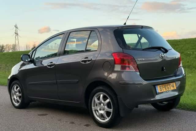 Toyota Yaris (2009) thumbnail 2
