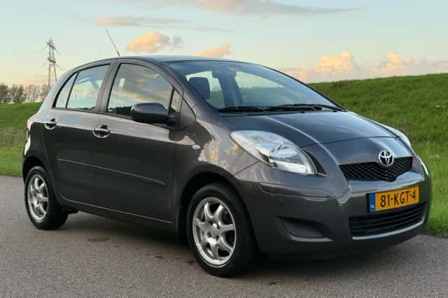 Toyota Yaris (2009) thumbnail 3