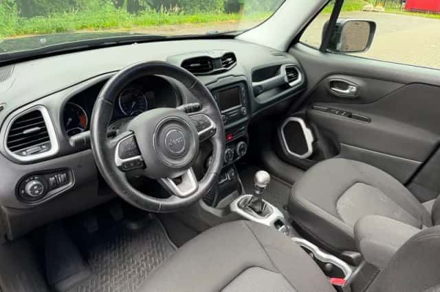 Jeep Renegade (2016) thumbnail 2