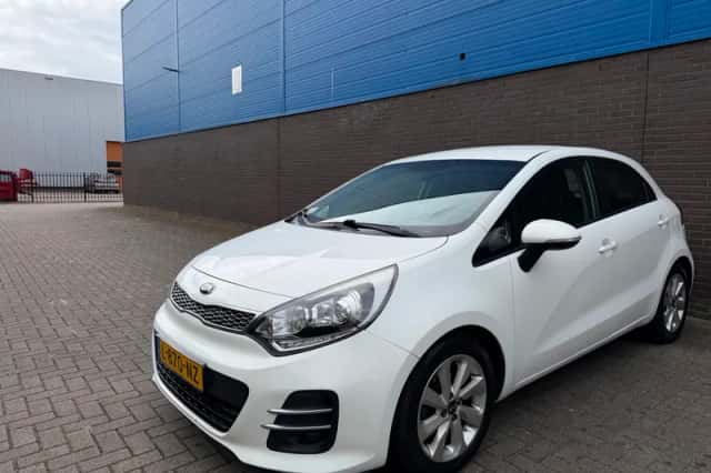 Kia Rio (2015) thumbnail 1