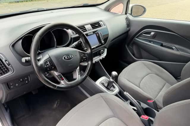 Kia Rio (2015) thumbnail 2