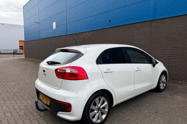Kia Rio (2015) thumbnail 3