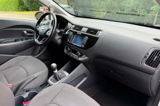 Kia Rio (2015) thumbnail 4