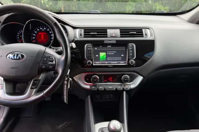 Kia Rio (2015) thumbnail 6