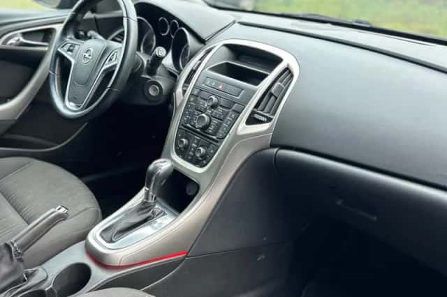 Opel Astra (2011) thumbnail 4