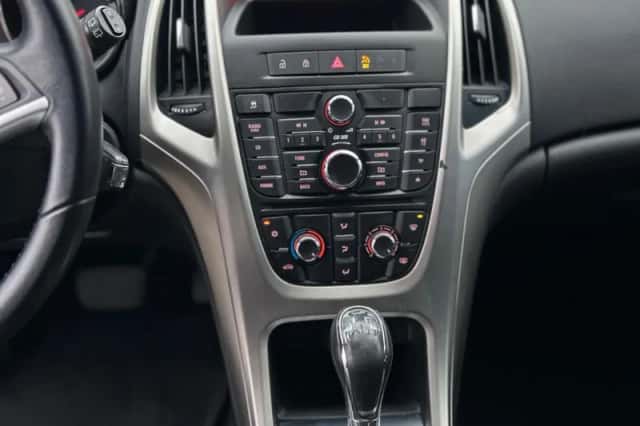 Opel Astra (2011) thumbnail 6