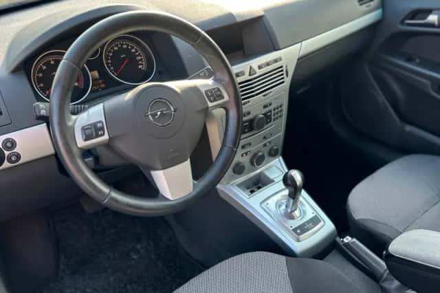 Opel Astra GTC (2009) thumbnail 2