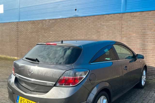 Opel Astra GTC (2009) thumbnail 3