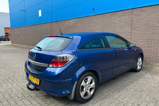 Opel Astra GTC (2005) thumbnail 3