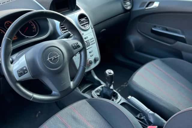Opel Corsa (2009) thumbnail 2