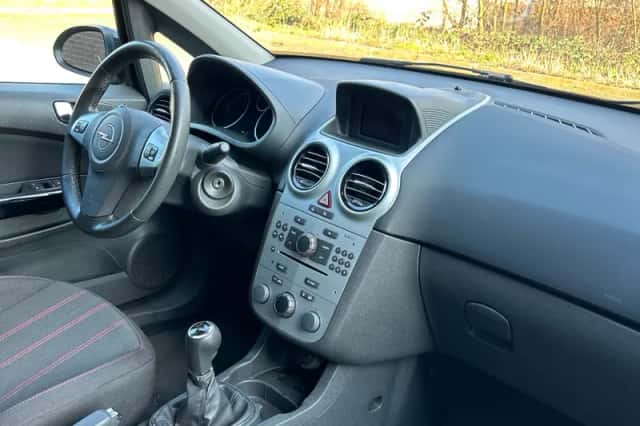 Opel Corsa (2009) thumbnail 4