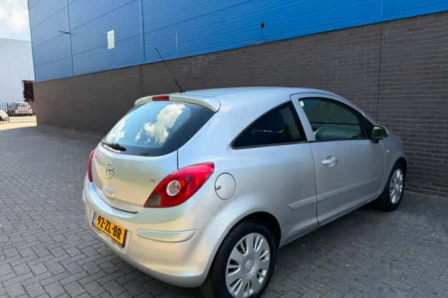 Opel Corsa (2008) thumbnail 3