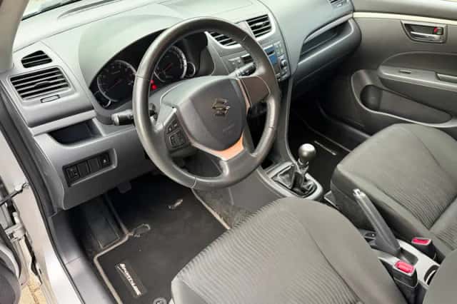 Suzuki Swift (2011) thumbnail 2