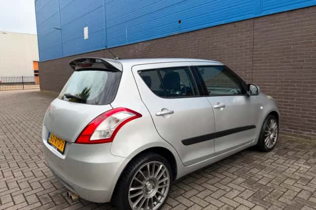 Suzuki Swift (2011) thumbnail 3